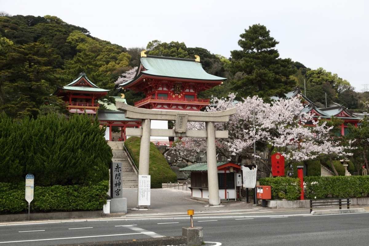 Akama Shrine on Shimonoseki shore tours