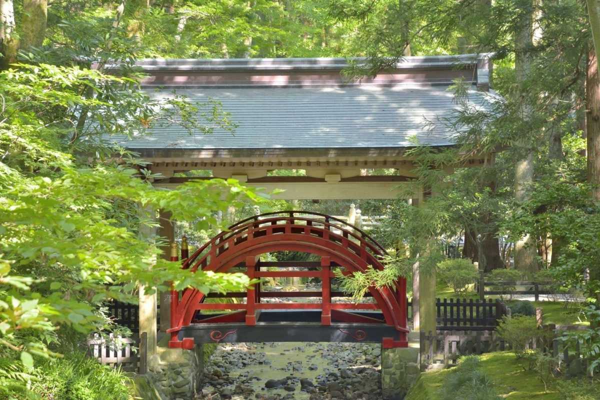 Yahiko Shrine on Niigata shore tours