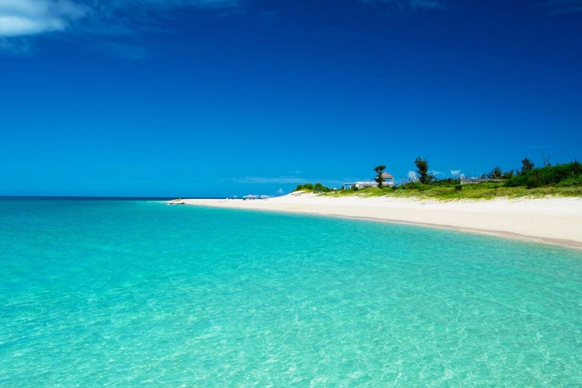 Yonaha Bay on Miyakojima shore tours