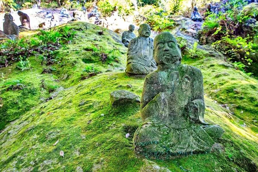 Rakan statues near Reigando Cave