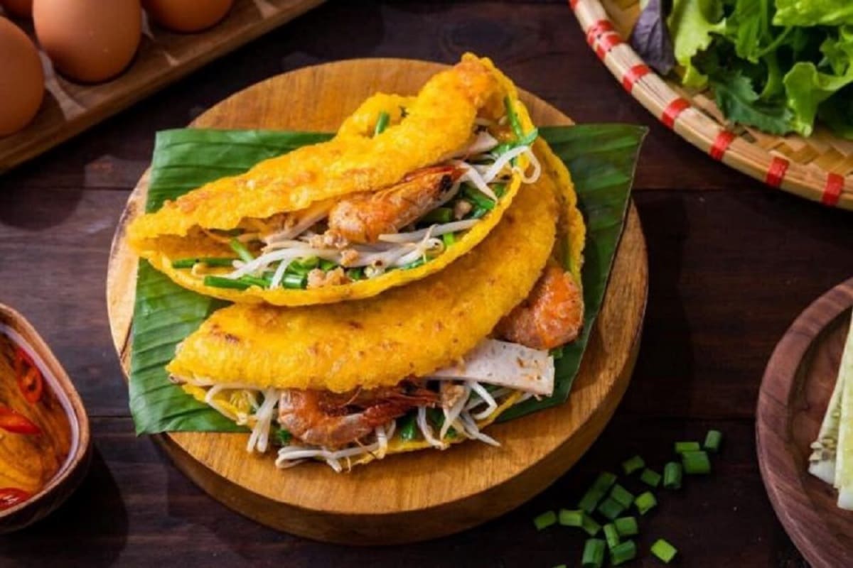 Bánh khoái savoury pancake served in Hue
